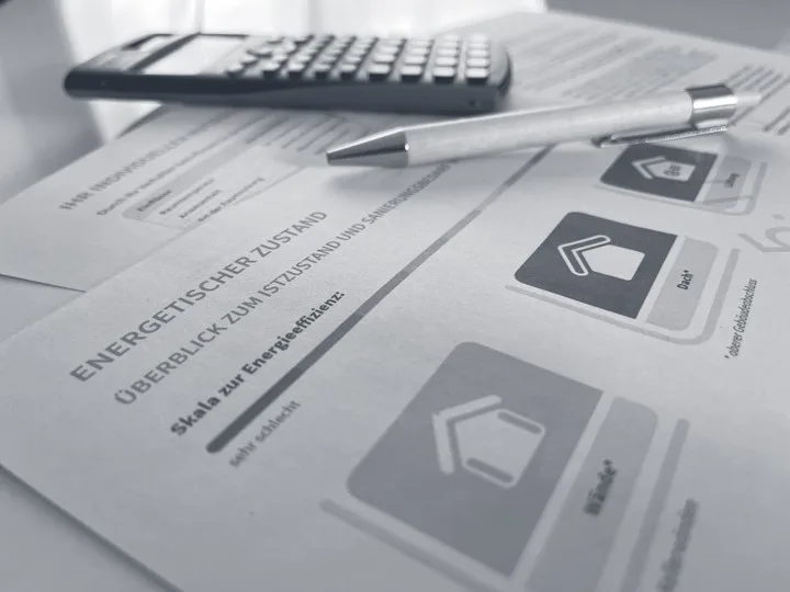 Energetischer Ist-Zustand und Sanierungsanalyse einer Immobilie Analyse des energetischen Ist-Zustands einer Immobilie. Übersicht zu Energieeffizienz und Sanierungsmöglichkeiten mit Skala zur Energieeinsparung.