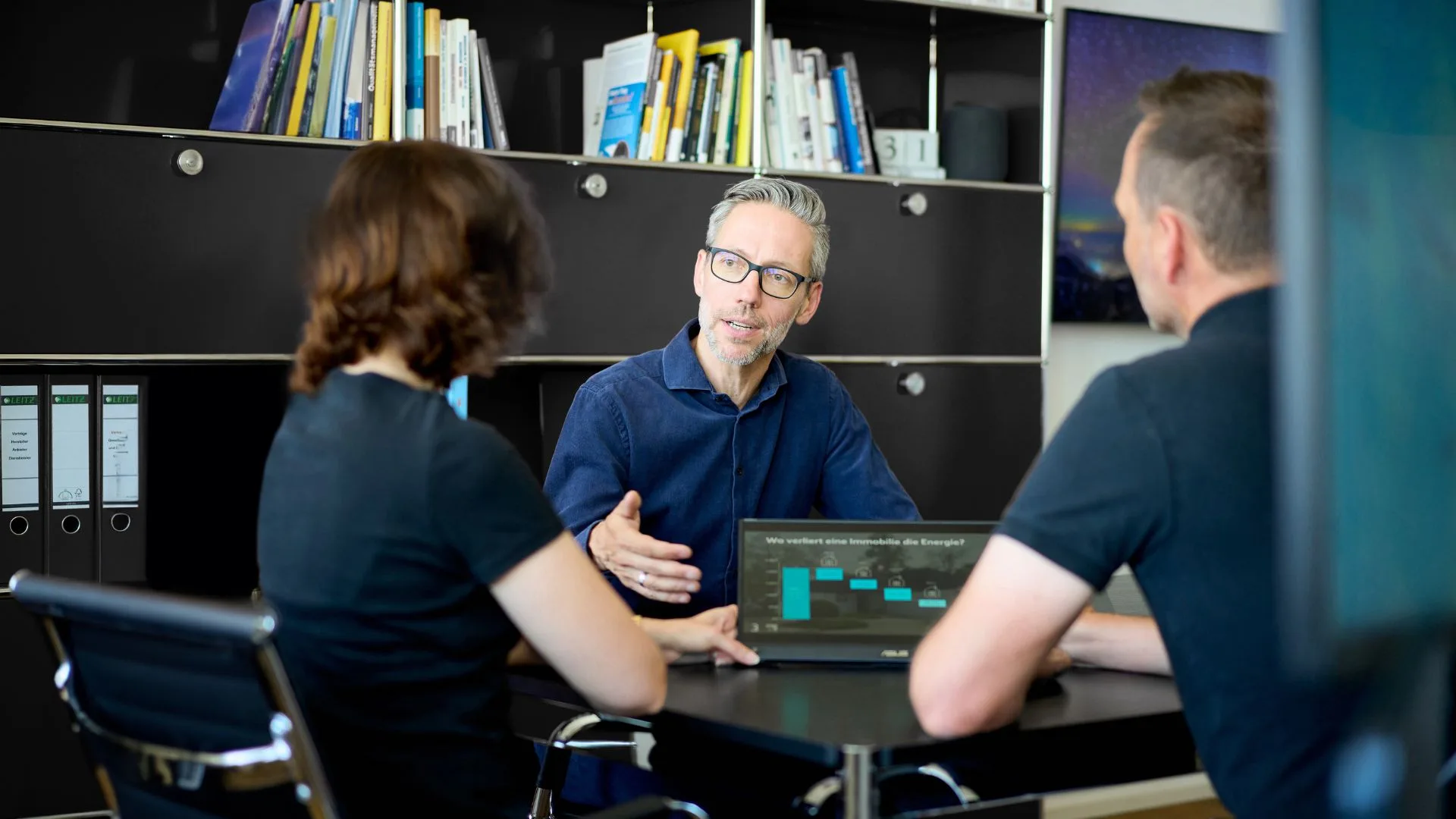 Kundengespräch zur Energieeffizienz und Energieberatung für Immobilien Energieberater München im Gespräch mit Kunden über Energieeffizienz und Energieverlust in Immobilien. Beratung zu energetischen Sanierungen und Optimierung von Heizkosten