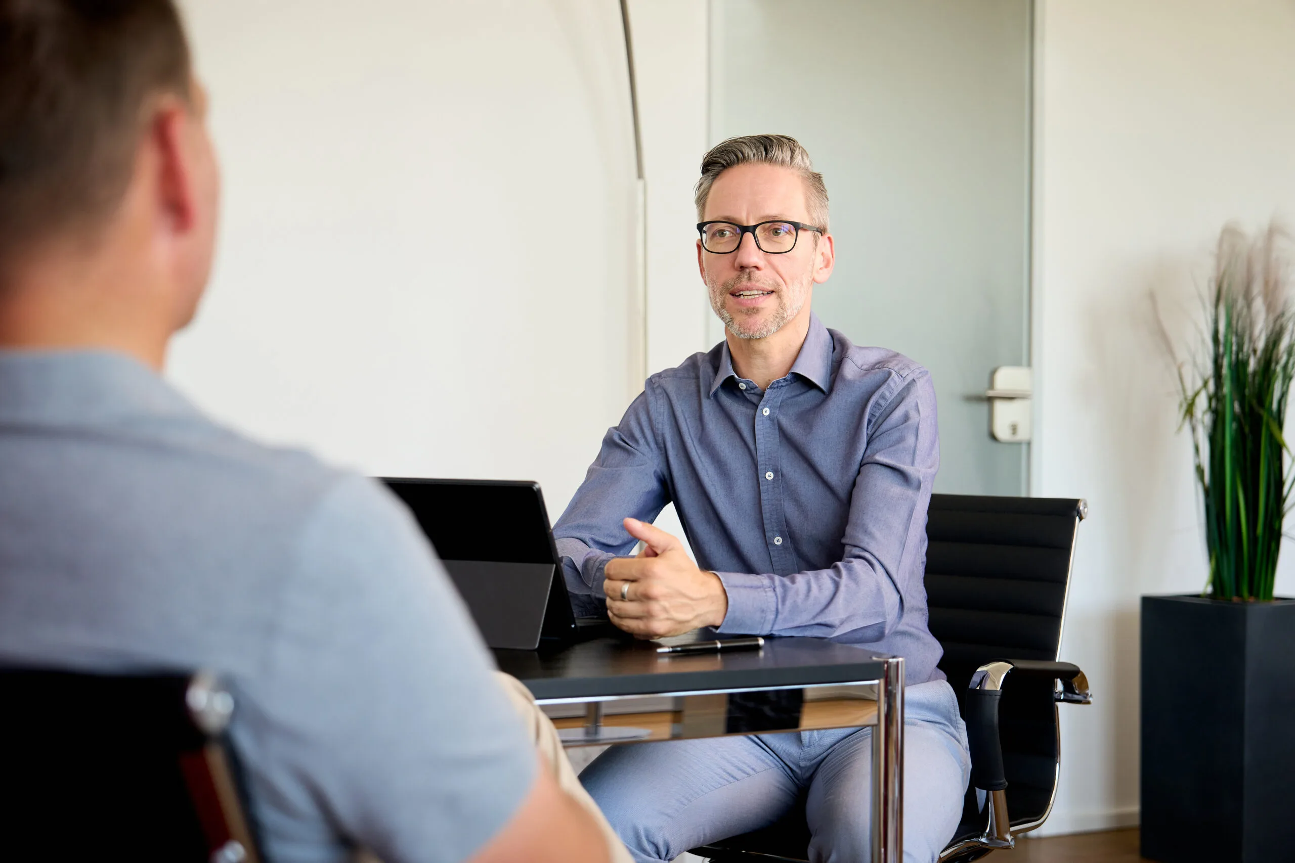 Kundengespräch zur Energieeffizienz und Energieberatung für Immobilien Energieberater München im Gespräch mit Kunden über Energieeffizienz und Energieverlust in Immobilien. Beratung zu energetischen Sanierungen und Optimierung von Heizkosten