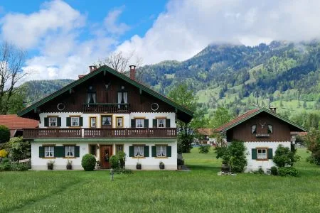 Energieberatung München – Mehrfamilienhaus im Alpenstil in Oberbayern Traditionelles Mehrfamilienhaus im Alpenstil in Oberbayern – Energieberatung München für energieeffiziente Lösungen.