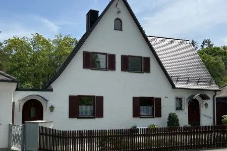 Energieberater München – Unsaniertes Einfamilienhaus von 1940 Einfamilienhaus aus den 1940er Jahren in München – Unterstützung durch Energieberater München für energetische Sanierung.