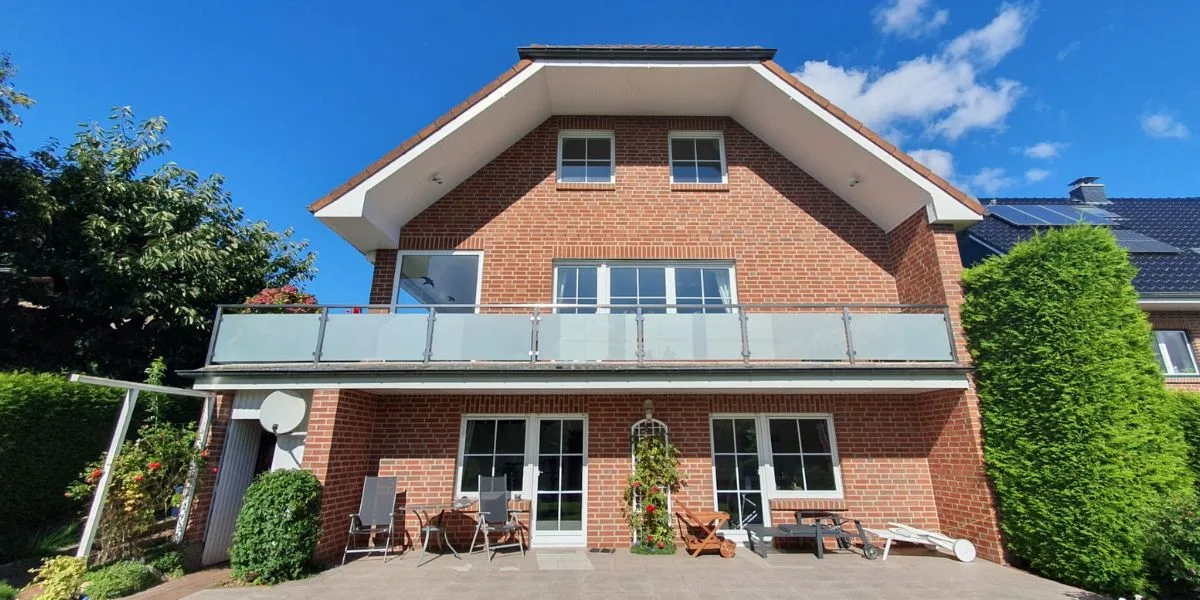 einfamilienhaus-muenchen-modern-schwarz-1970-scaled Blick auf ein Einfamilienhaus in München aus den 1970er Jahren mit moderner Architektut , weißen Wänden und schwarzen Giebeln