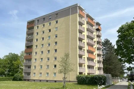 Energieberatung München: Beispiel eines sanierten Hochhauses Saniertes Hochhaus in München mit moderner Fassade und energieeffizienter Bauweise.