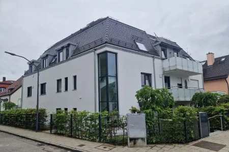 Energieeffizienz-Experte München: Modernisierung eines Mehrfamilienhauses Modern saniertes Mehrfamilienhaus in München, optimiert durch die Expertise eines Energieeffizienz-Experten München im Rahmen einer professionellen Energieberatung München.
