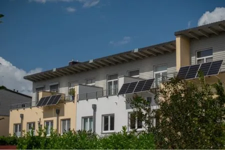 Energieeffizienz-Experte München – Photovoltaikanlage und Sanierung Mehrfamilienhaus in München mit Photovoltaikanlage, saniert mit Unterstützung eines Energieeffizienz-Experten München für nachhaltige Energielösungen.