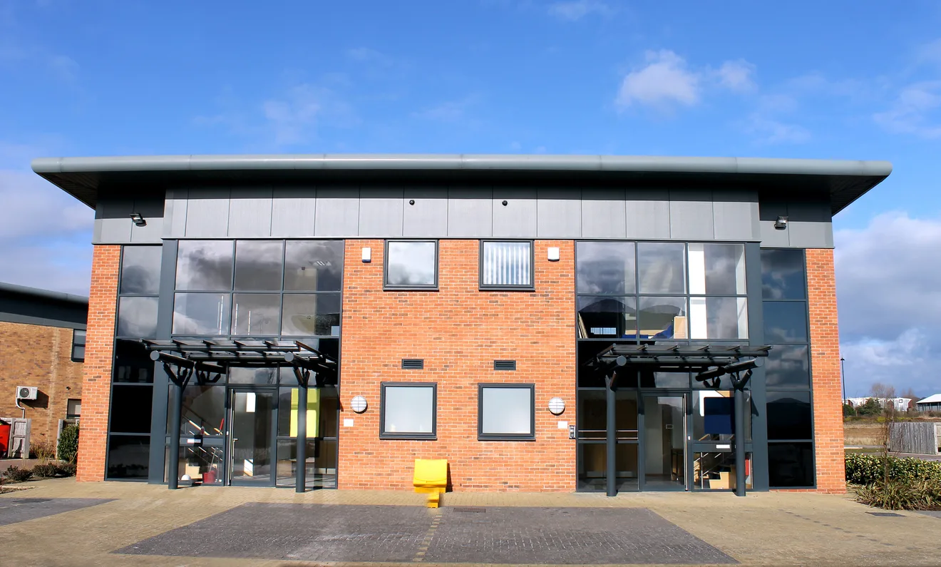 Energieeffizienz-Experte München: Sanierungspotenzial eines Mehrfamilienhauses in Oberbayern Unsaniertes Mehrfamilienhaus in Oberbayern mit Photovoltaikanlage und Potenzial für energetische Modernisierung durch Energieberatung München.