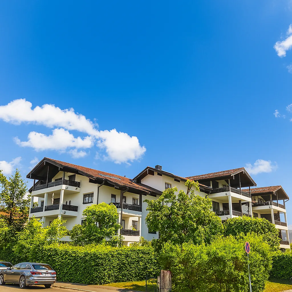 einfamilienhaus-muenchen-modern-schwarz-1970-scaled Blick auf ein Einfamilienhaus in München aus den 1970er Jahren mit moderner Architektut , weißen Wänden und schwarzen Giebeln
