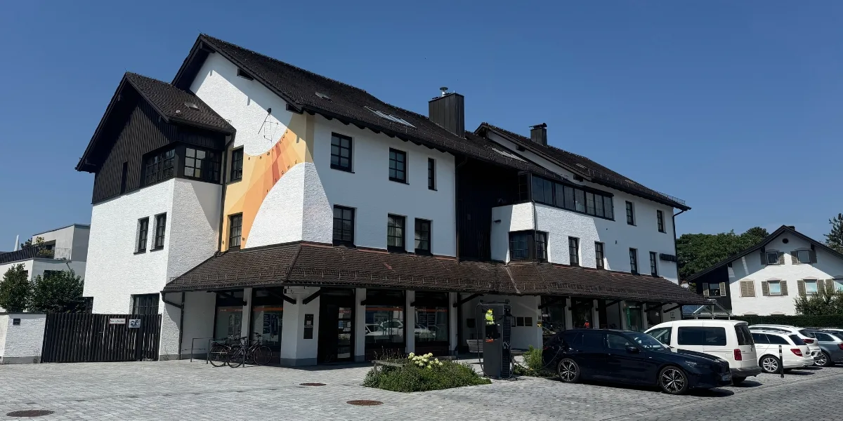 Energieberatung München: Potenziale zur energetischen Sanierung eines Hochhauses Hochhaus in München, unsaniert und mit Potenzial für energetische Optimierungen durch professionelle Energieberatung München.