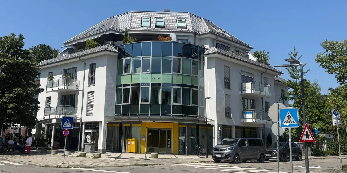 Energieberatung München: Unsaniertes Hochhaus mit Sanierungspotenzial Unsaniertes Hochhaus in München mit Balkonen und altem Fassadenanstrich.