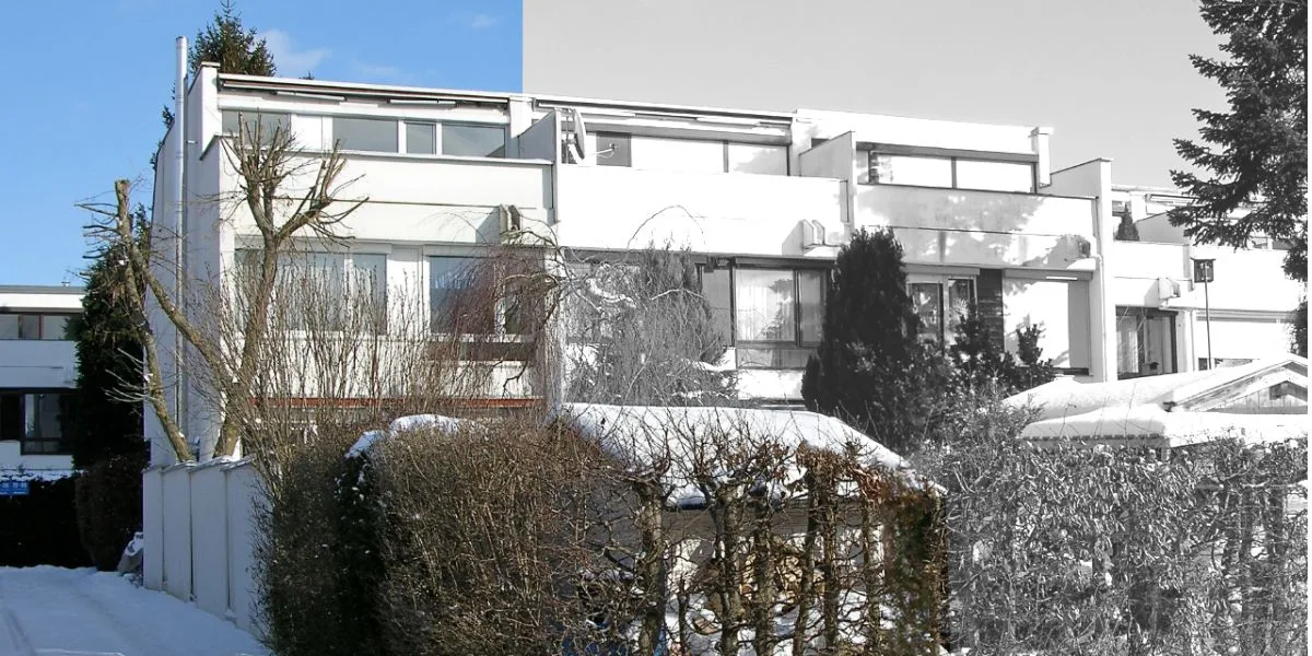 einfamilienhaus-muenchen-modern-schwarz-1970-scaled Blick auf ein Einfamilienhaus in München aus den 1970er Jahren mit moderner Architektut , weißen Wänden und schwarzen Giebeln