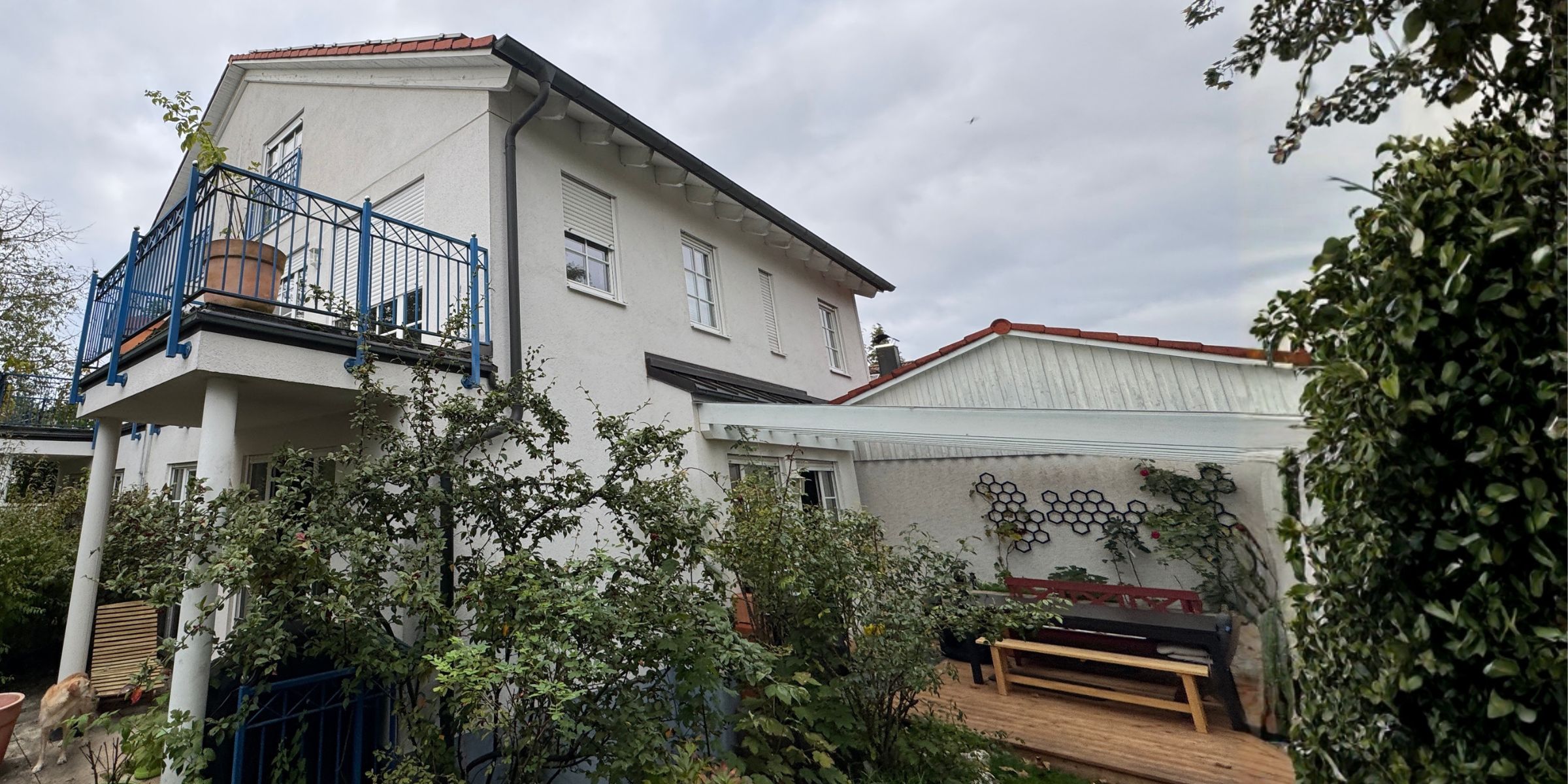einfamilienhaus-muenchen-modern-schwarz-1970-scaled Blick auf ein Einfamilienhaus in München aus den 1970er Jahren mit moderner Architektut , weißen Wänden und schwarzen Giebeln