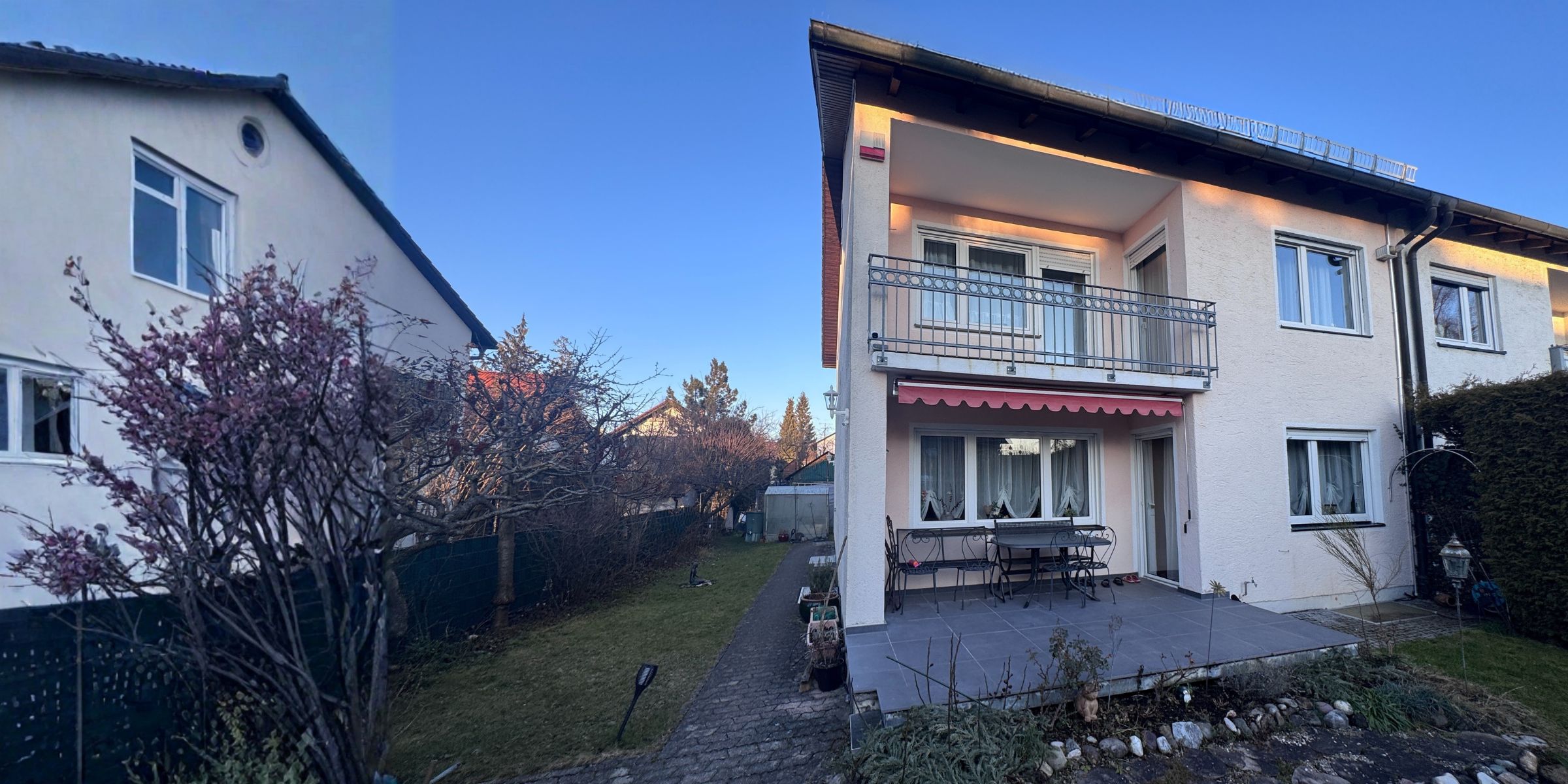 einfamilienhaus-muenchen-modern-schwarz-1970-scaled Blick auf ein Einfamilienhaus in München aus den 1970er Jahren mit moderner Architektut , weißen Wänden und schwarzen Giebeln