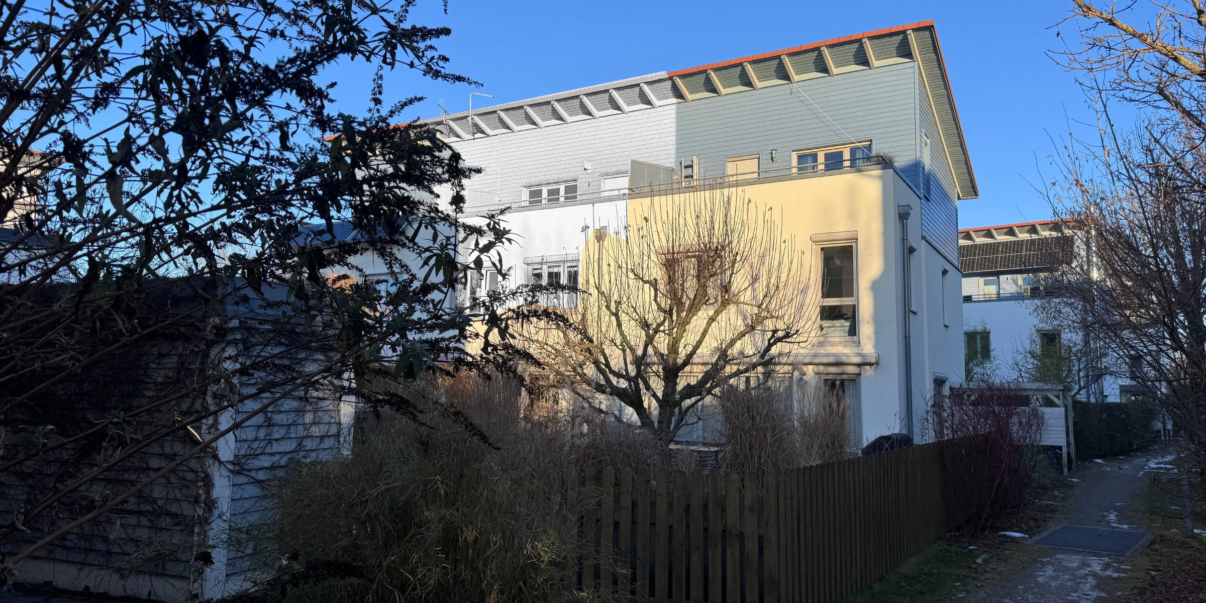 Modernes Wohnhaus in Haar – perfekte Grundlage für eine individuelle Photovoltaikberatung Rückansicht eines modernen Wohnhauses mit Terrasse – geeignet für Photovoltaikberatung Haar