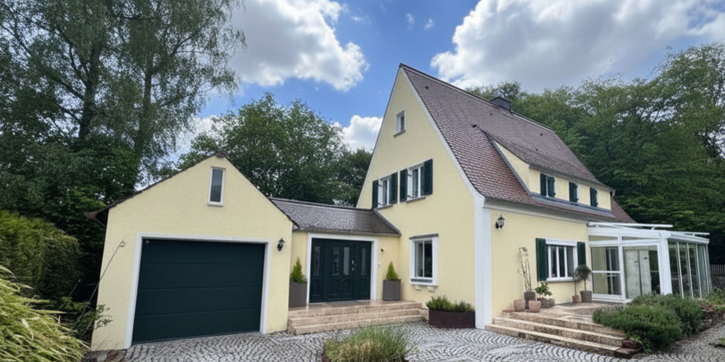Photovoltaik Beratung Gauting Stockdorf für ein Einfamilienhaus mit Garage und Satteldach Photovoltaik Beratung Gauting Stockdorf für ein gepflegtes Einfamilienhaus mit Garage, Wintergarten und großem Satteldach