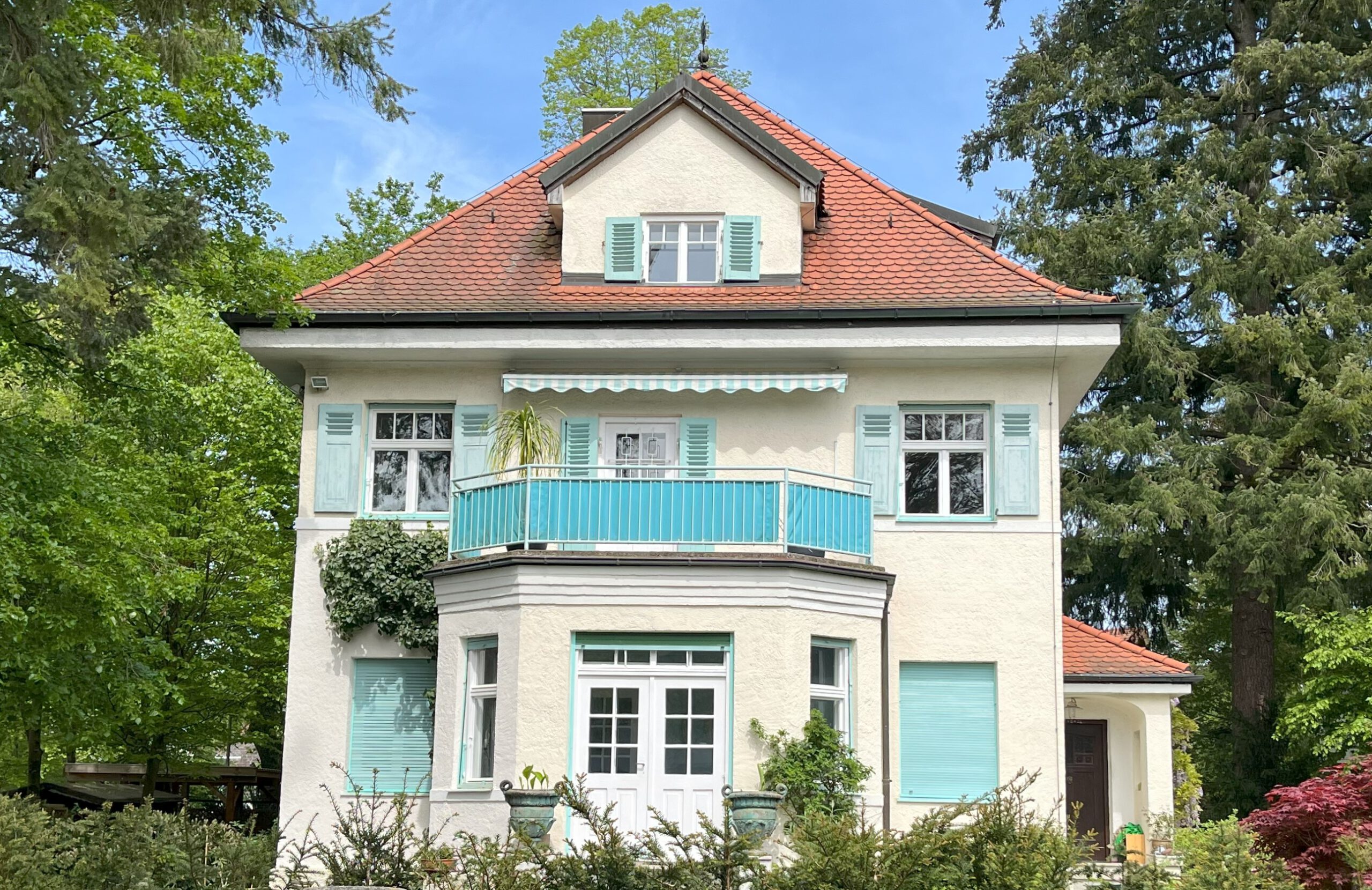 Als Experte für Energieberatung weiß ich, dass auch historische Gebäude wie dieses Einfamilienhaus in München energetisch saniert werden können. Mit maßgeschneiderten Lösungen und innovativen Technologien unterstütze ich Sie dabei, den Energieverbrauch Ihres Gebäudes zu optimieren und gleichzeitig seinen historischen Charme zu erhalten. Lassen Sie uns gemeinsam Wege finden, um Ihre Immobilie energetisch auf dem neuesten Stand zu bringen und dabei ihre Einzigartigkeit zu bewahren