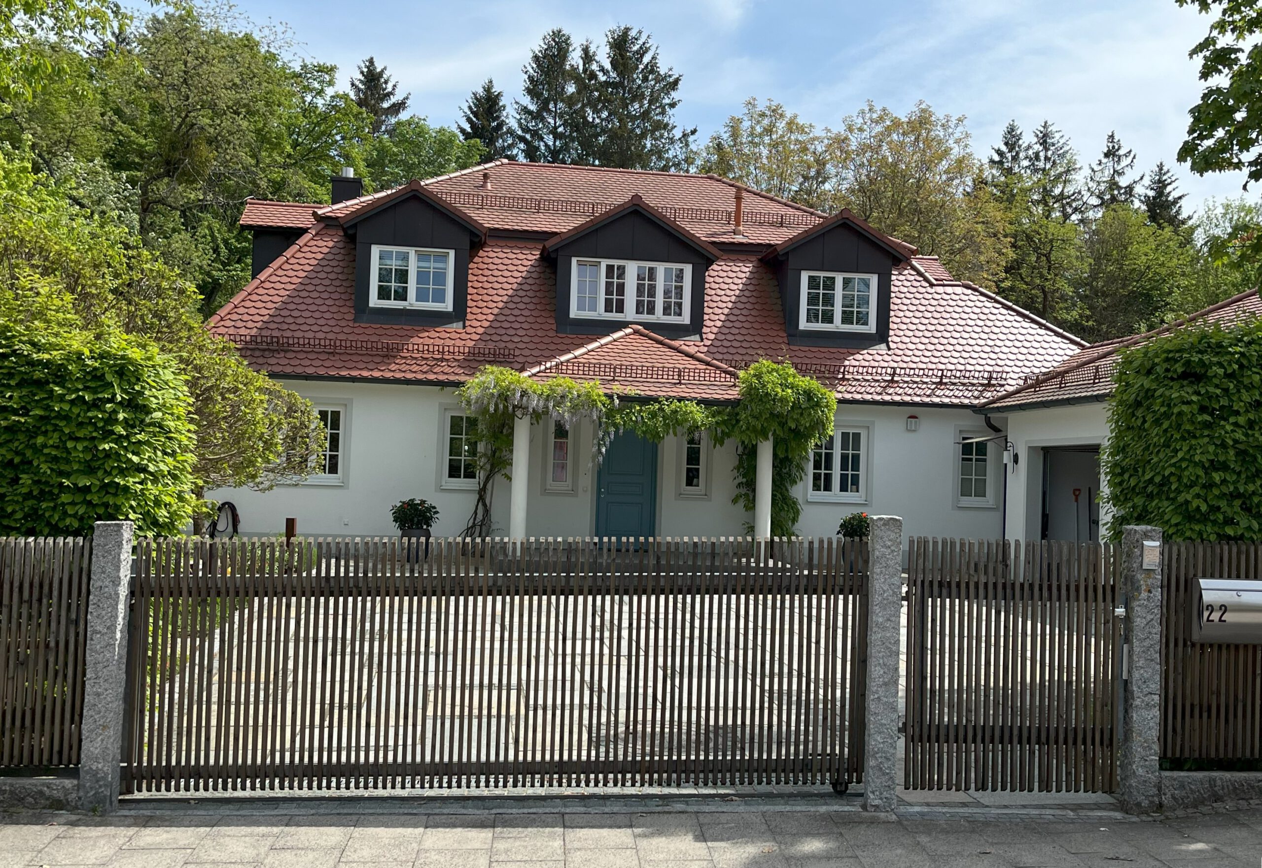 Als Experte für Energieberatung bin ich darauf spezialisiert, auch ältere und historische Gebäude wie dieses Einfamilienhaus in München energetisch zu sanieren. Mit maßgeschneiderten Lösungen und einer gründlichen Analyse der Bausubstanz entwickle ich nachhaltige Konzepte, um den Energieverbrauch zu optimieren und gleichzeitig den historischen Charme des Gebäudes zu erhalten. Kontaktieren Sie mich für eine individuelle Beratung zur energetischen Sanierung Ihres Hauses!