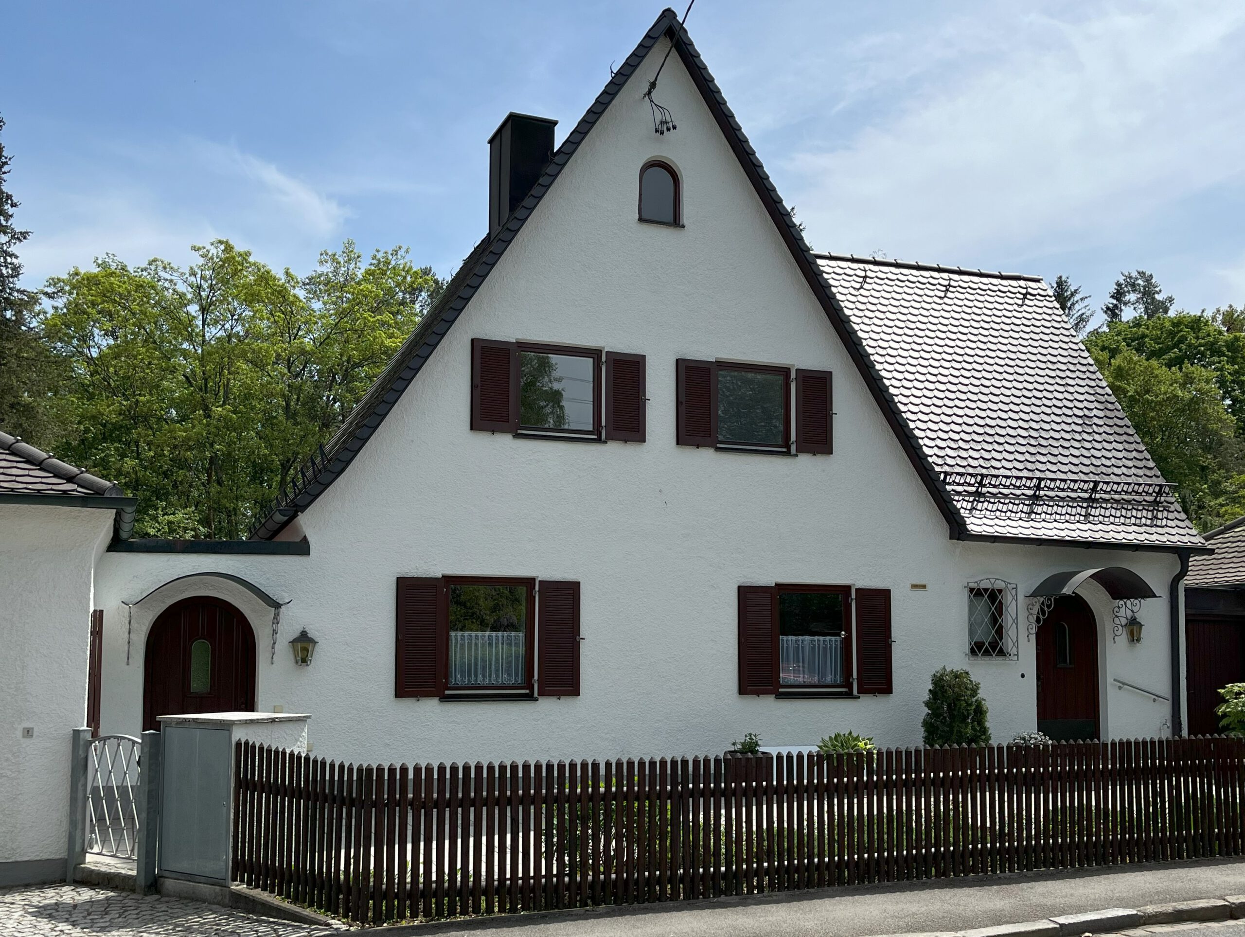 Als Experte für Energieberatung in München stehe ich Ihnen zur Seite, um Ihr kleines Einfamilienhaus energetisch zu optimieren. Mit maßgeschneiderten Lösungen unterstütze ich Sie dabei, den Energieverbrauch Ihres Hauses zu reduzieren und gleichzeitig Ihren Wohnkomfort zu verbessern. Von der Analyse der Gebäudehülle bis hin zur Empfehlung effizienter Heizungs- und Kühlungssysteme: Gemeinsam entwickeln wir einen individuellen Plan, um Ihr Zuhause in München energieeffizienter zu gestalten und langfristig Kosten zu sparen.