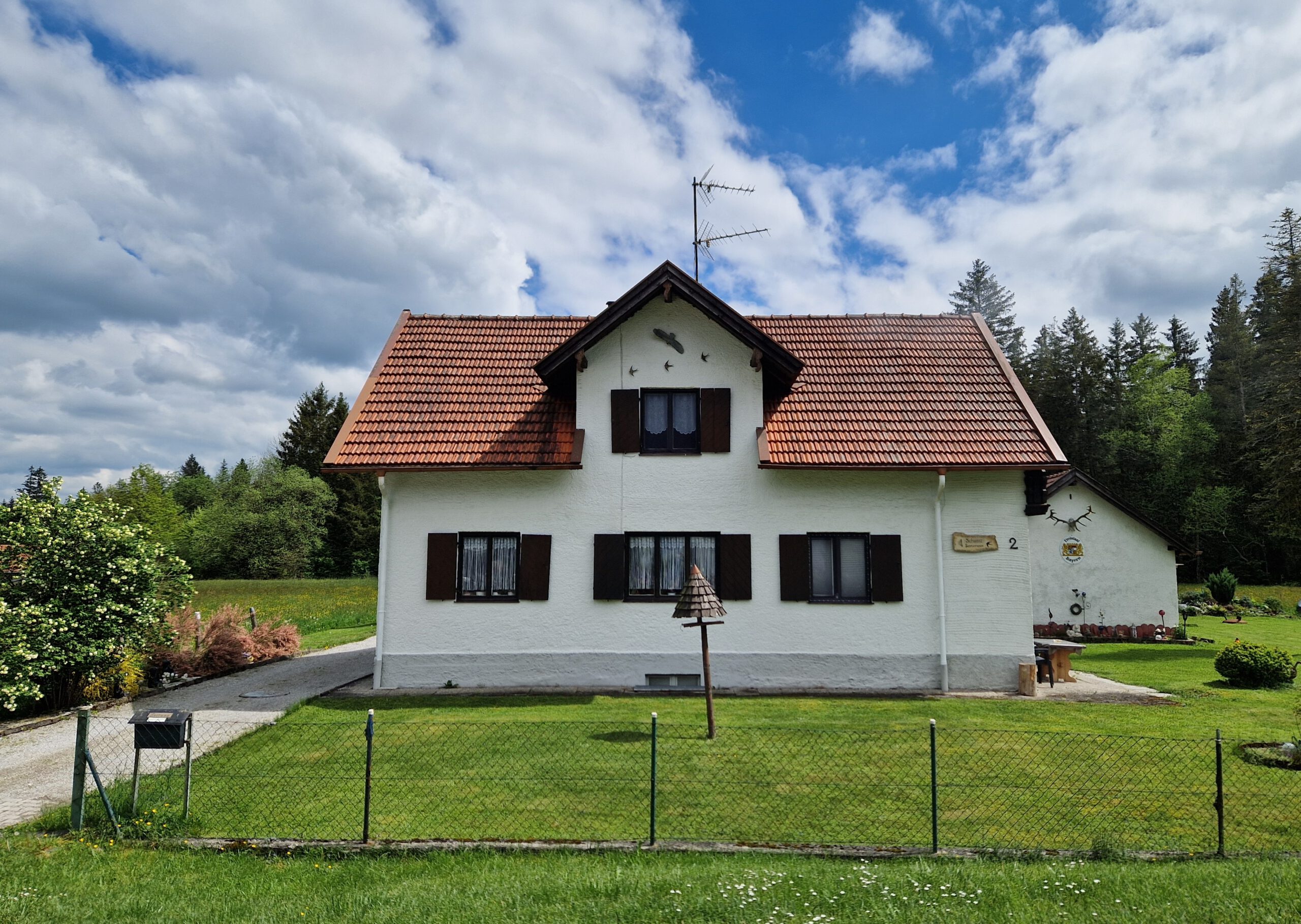 Als Energieberater erkenne ich das immense Potenzial, das freistehende, unsanierte Einfamilienhäuser mit großen Dachflächen für Photovoltaik und Wärmepumpen bieten. Diese Häuser haben oft großzügige Dachflächen, die ideal sind, um Solarmodule zu installieren und somit saubere, erneuerbare Energie zu erzeugen. Die Kombination aus Photovoltaikanlagen und Wärmepumpen ermöglicht nicht nur eine erhebliche Reduzierung der Energiekosten, sondern trägt auch aktiv zum Klimaschutz bei.  Durch die Installation von Photovoltaikanlagen können Hausbesitzer ihre eigenen Stromerzeuger werden und die Energie nutzen, um die Wärmepumpen zu betreiben. Diese nutzen die Umweltenergie aus der Luft, dem Erdreich oder dem Grundwasser, um effizient zu heizen und zu kühlen. Damit wird nicht nur die Abhängigkeit von fossilen Brennstoffen reduziert, sondern auch die Energiebilanz des Hauses deutlich verbessert.  Wenn Sie ein freistehendes, unsaniertes Einfamilienhaus mit großen Dachflächen besitzen, sollten Sie das hohe Potenzial für Photovoltaik und Wärmepumpen nicht ungenutzt lassen. Eine energetische Modernisierung kann den Wert Ihrer Immobilie steigern und langfristige Einsparungen ermöglichen. Nutzen Sie die Chance, umweltfreundliche Technologien zu integrieren und gleichzeitig Ihre Energiekosten zu senken. Als Experte stehe ich Ihnen gerne zur Verfügung, um Sie umfassend zu beraten und ein maßgeschneidertes Konzept für Ihre Immobilie zu entwickeln.