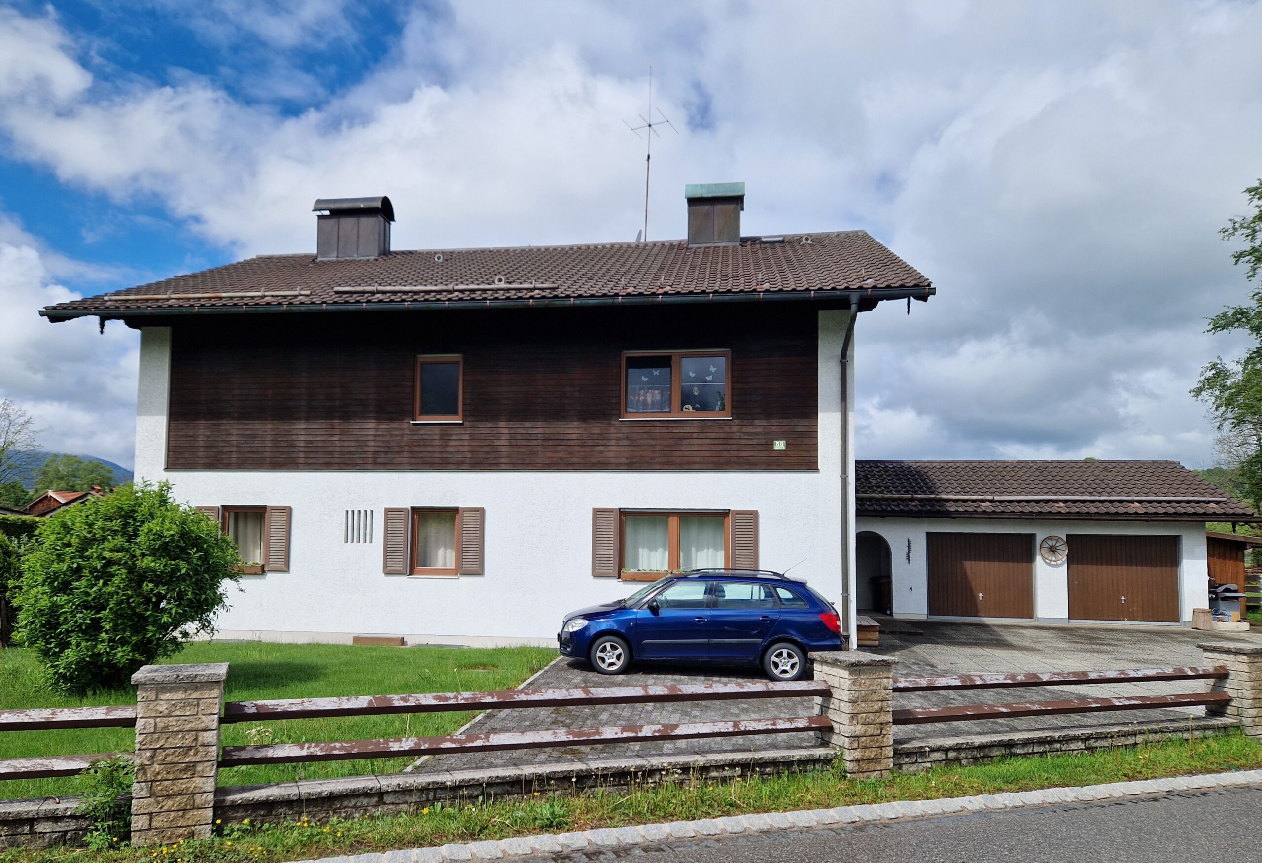 Als Energieberater zeige ich Ihnen, wie freistehende, unsanierte Einfamilienhäuser mit großen Dachflächen ein enormes Potenzial für Photovoltaik und Wärmepumpen bieten. Mit meiner Energieberatung helfe ich Ihnen, die besten Lösungen zur Nutzung erneuerbarer Energien zu finden und umzusetzen. Gemeinsam analysieren wir Ihre Immobilie und entwickeln einen maßgeschneiderten Plan, der Ihre Energiekosten senkt und den Wert Ihres Hauses steigert. Lassen Sie uns zusammen die Vorteile von Photovoltaikanlagen und Wärmepumpen für Ihr Zuhause entdecken und eine nachhaltige Zukunft gestalten.