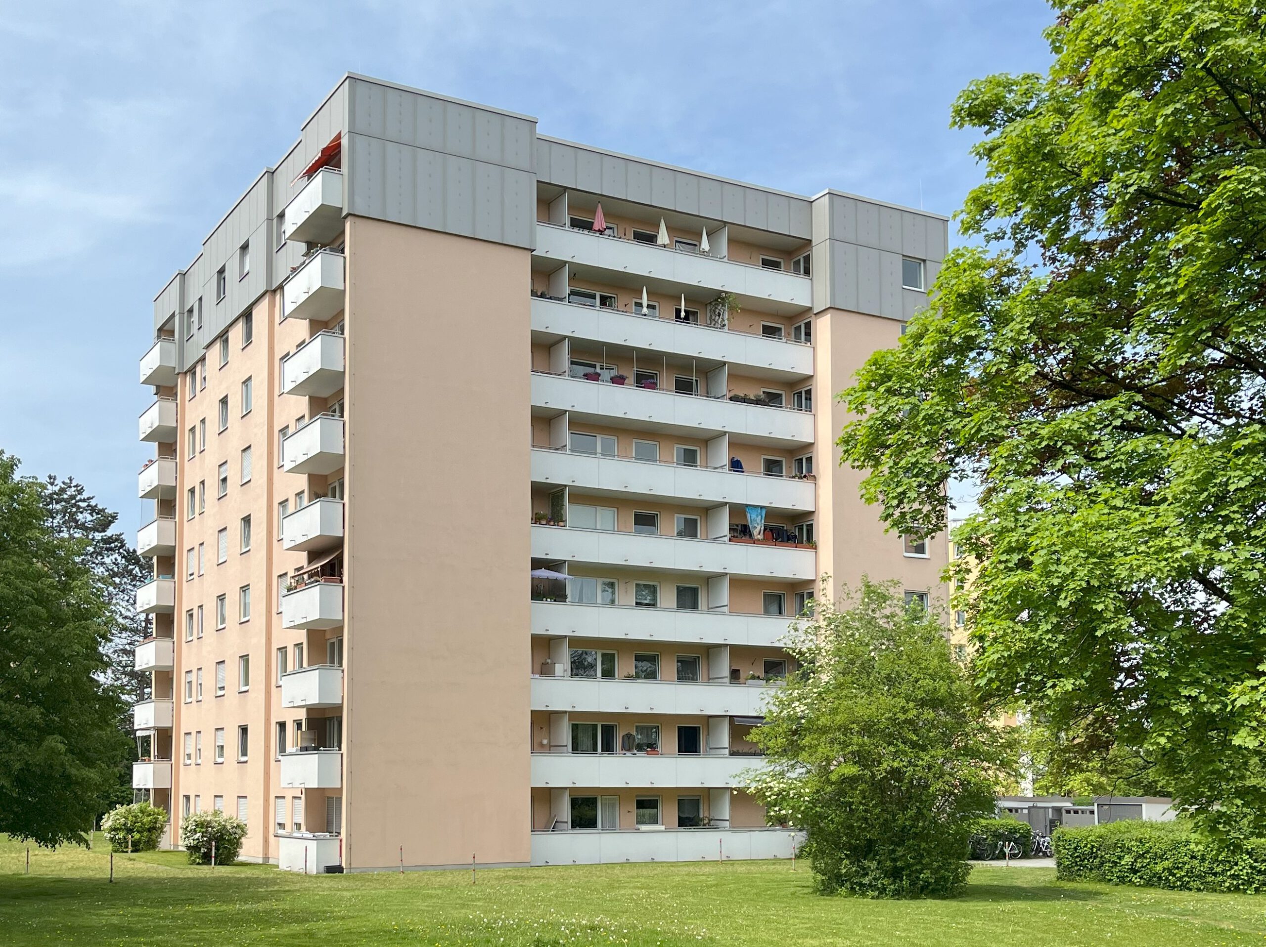 Als Energieeffizienz-Experte erkenne ich das enorme Potenzial für eine energetische Sanierung, selbst in Hochhäusern wie hier in München. Mit meiner langjährigen Erfahrung als Energieberater sehe ich die klare Möglichkeit, Heizkosten zu senken und gleichzeitig regenerative Energien effektiv zu nutzen. Egal ob groß oder klein, jedes Gebäude kann von einer professionellen Energieberatung profitieren. Lassen Sie mich Ihnen dabei helfen, die zahlreichen Vorteile einer energetischen Modernisierung zu erkennen und erfolgreich umzusetzen.