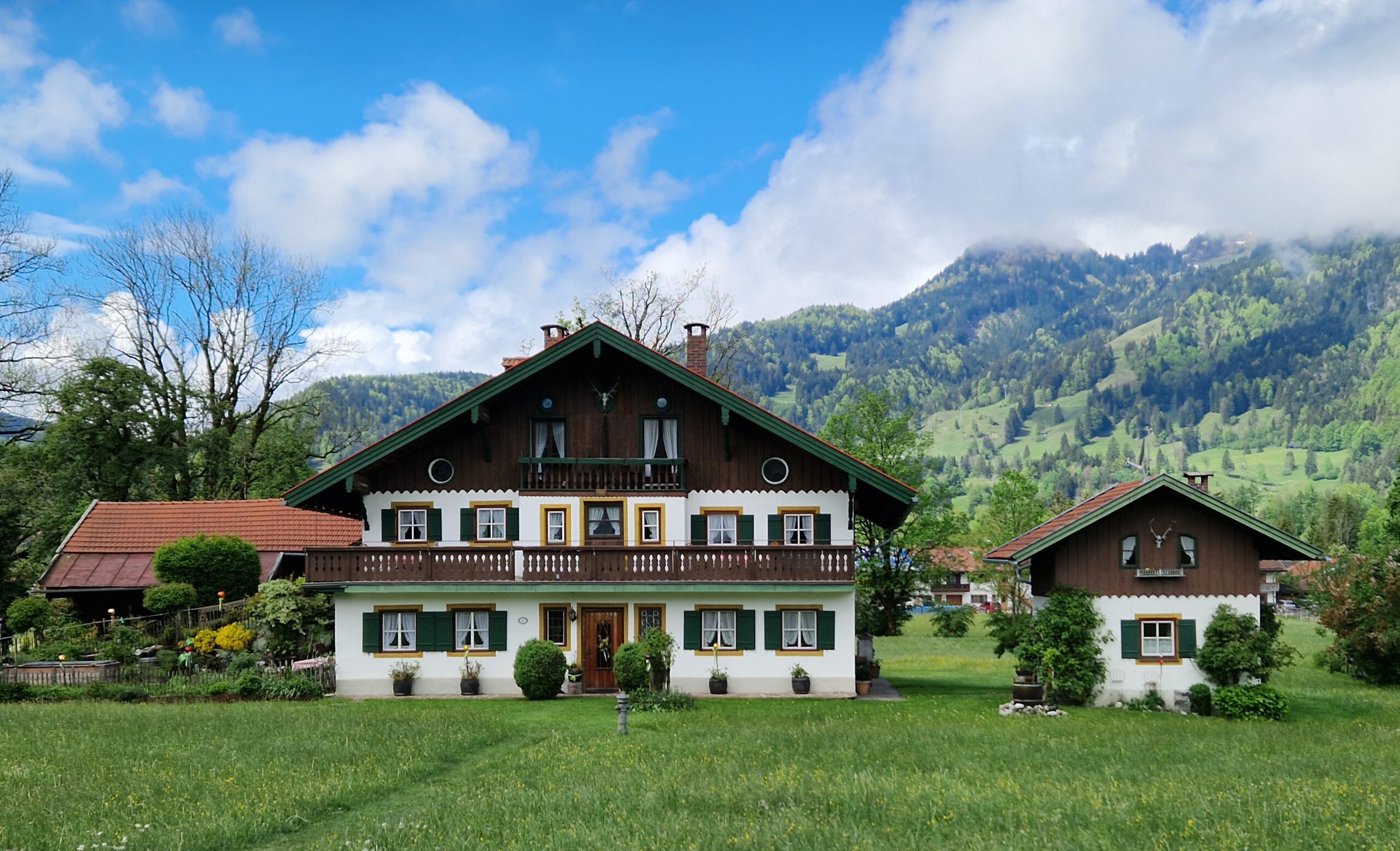 uf diesem Bild sehen Sie das Ergebnis einer gelungenen Energieberatung, bei der traditionelle Architektur und moderner technologischer Fortschritt harmonisch kombiniert wurden. Die energetische Modernisierung dieses historischen Gebäudes umfasst innovative Lösungen wie Wärmedämmung, Solartechnik, effiziente Heiz- und Kühlsysteme sowie Energiespeicher. Diese Maßnahmen optimieren nicht nur die Energieeffizienz, sondern bewahren auch den charakteristischen Charme und die Ästhetik des Bauwerks. Die Integration von erneuerbaren Energien und modernen Technologien demonstriert, wie Alt und Neu erfolgreich miteinander verknüpft werden können, um nachhaltige und zukunftsfähige Wohn- und Arbeitsräume zu schaffen.