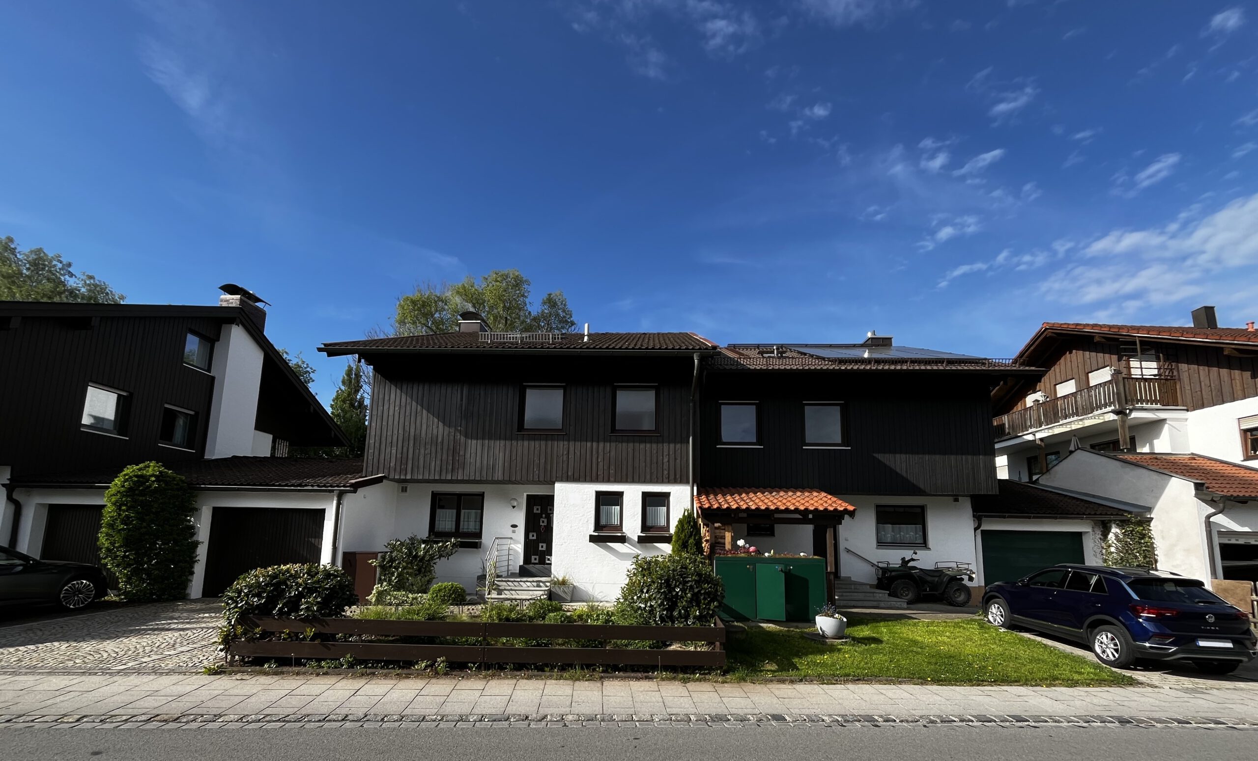 Als erfahrener Energie-Effizienz-Experte biete ich umfassende Energieberatung für Immobilien in München an. Betrachten Sie dieses unsanierte Reihenhaus im charmanten Alpenstil vor einem strahlend blauen Himmel. Mit meiner Energieberatung unterstütze ich Sie dabei, Ihr Zuhause energieeffizienter zu gestalten. Von der Dämmung bis zur Elektromobilität berate ich Sie individuell und ganzheitlich, um Ihre Energiekosten zu senken und die Umwelt zu schonen