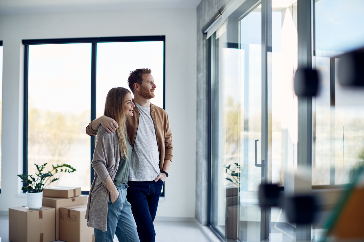 Junges Paar im energieeffizienten Zuhause. Planung und Freude an einem nachhaltigen Wohnkonzept mit Blick auf die Zukunft