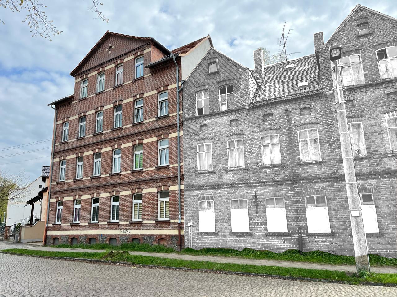 Blick auf ein Einfamilienhaus in München aus den 1970er Jahren mit moderner Architektut , weißen Wänden und schwarzen Giebeln