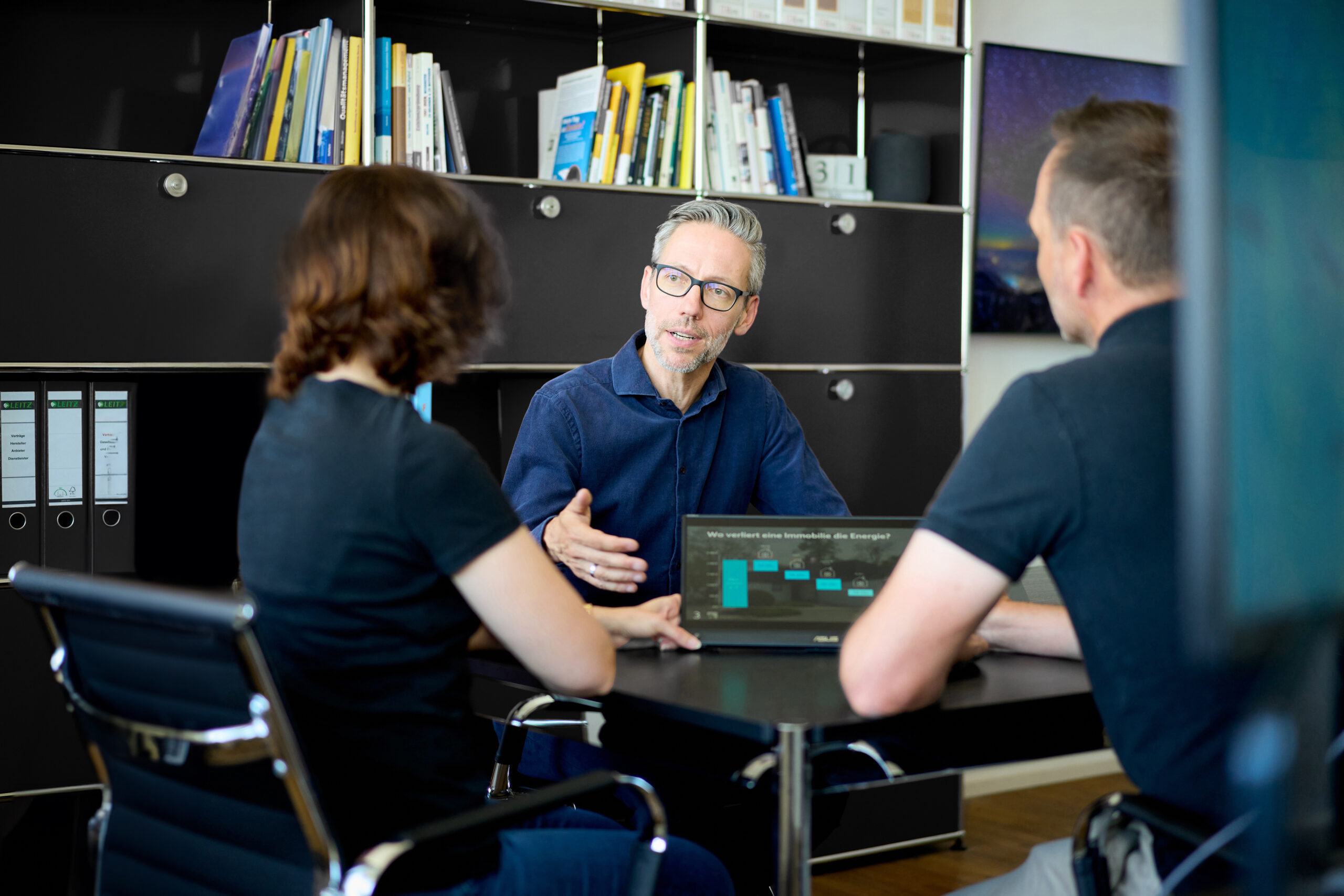 Dr. Kay Plötner im Beratungsgespräch zur Energieberatung München Titel: Beratungsgespräch bei Dr. Kay Plötner – Energieberatung München