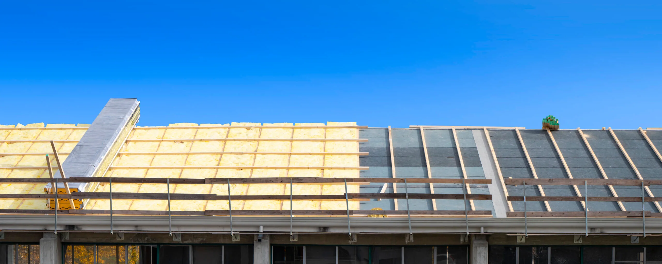 Dachsanierung mit moderner Wärmedämmung für verbesserte Energieeffizienz.