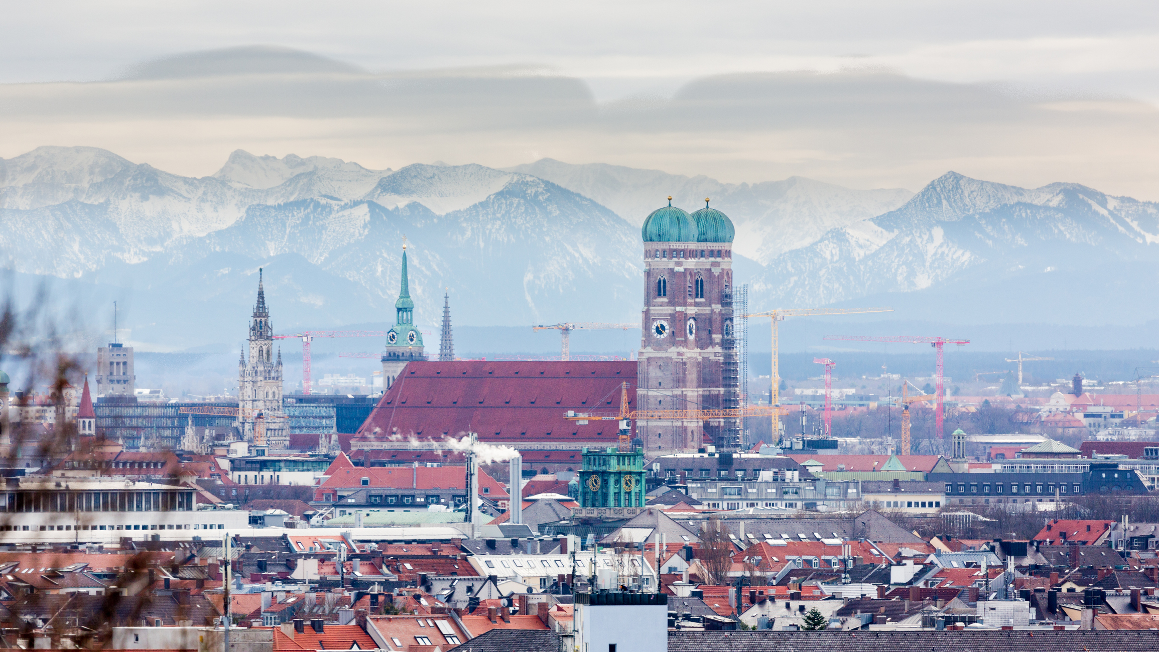 Panorama von München mit Alpenblick – Energieberater und Energieeffizienz-Experte München.