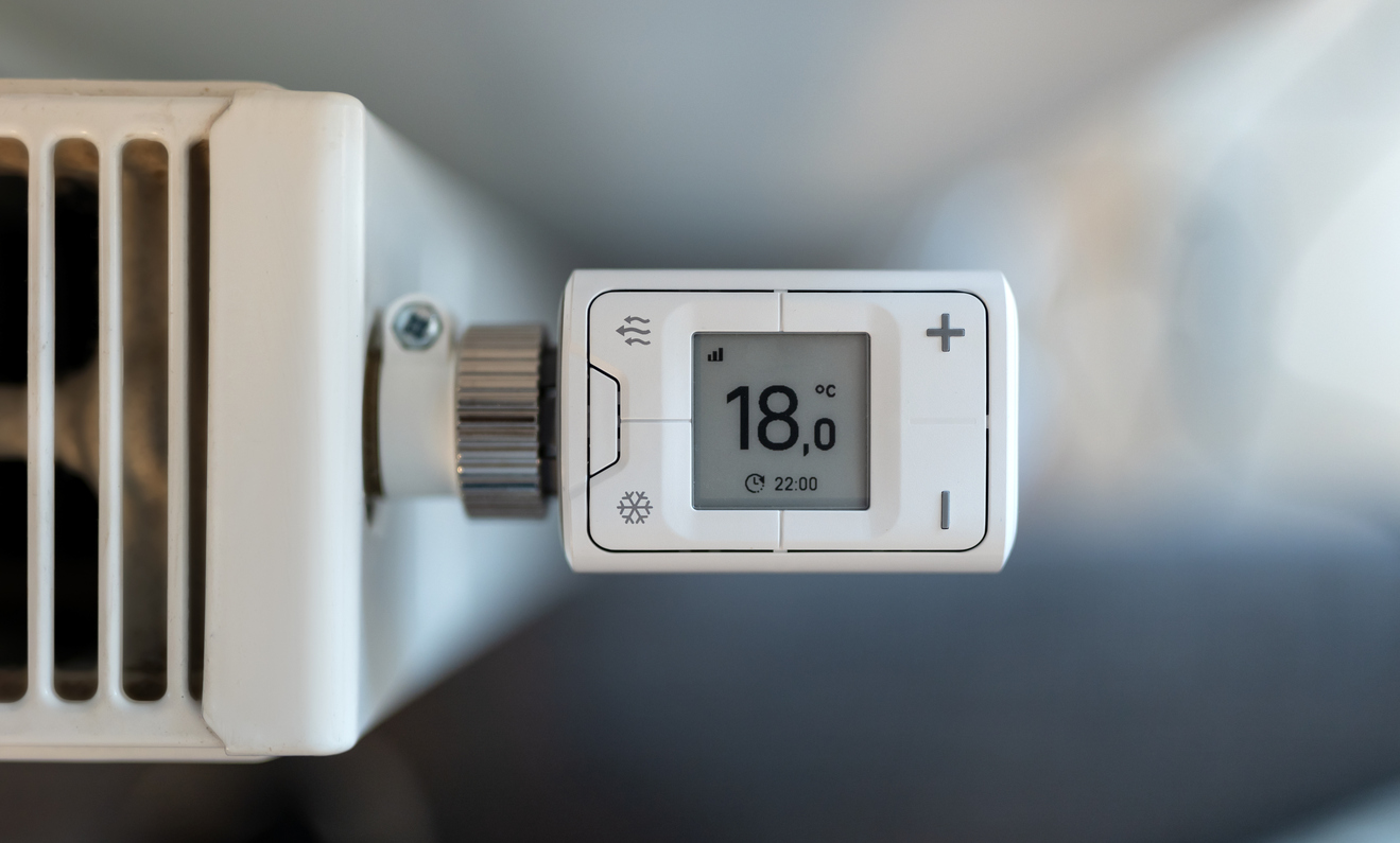 Digitales Thermostat an einem Heizkörper zur effizienten Steuerung der Raumtemperatur für energiesparendes Heizen.