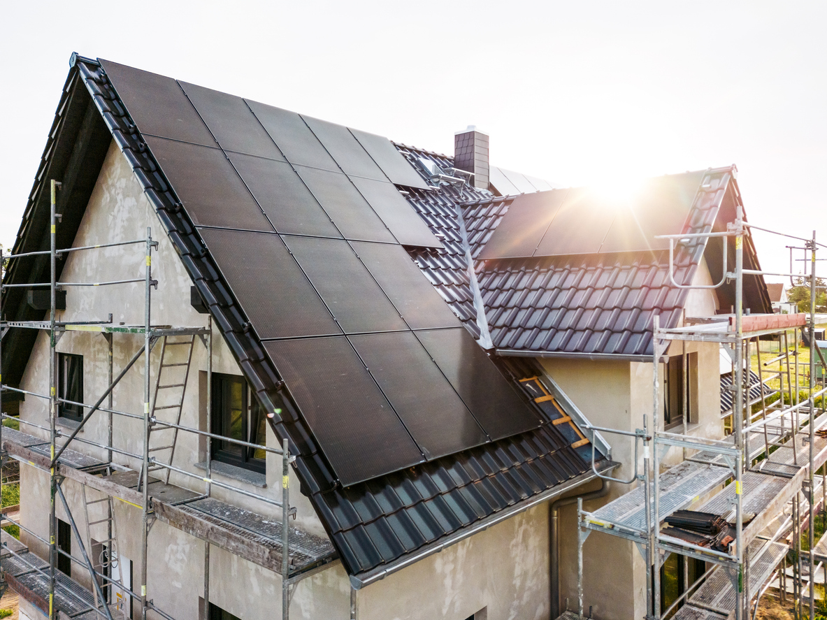 Dach eines Neubaus mit montierten Solarmodulen, passend zum Solarspitzengesetz