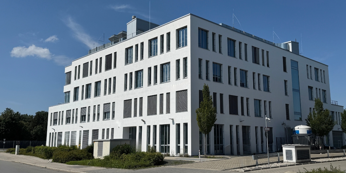 Unsaniertes Mehrfamilienhaus in Oberbayern mit Photovoltaikanlage und Potenzial für energetische Modernisierung durch Energieberatung München.
