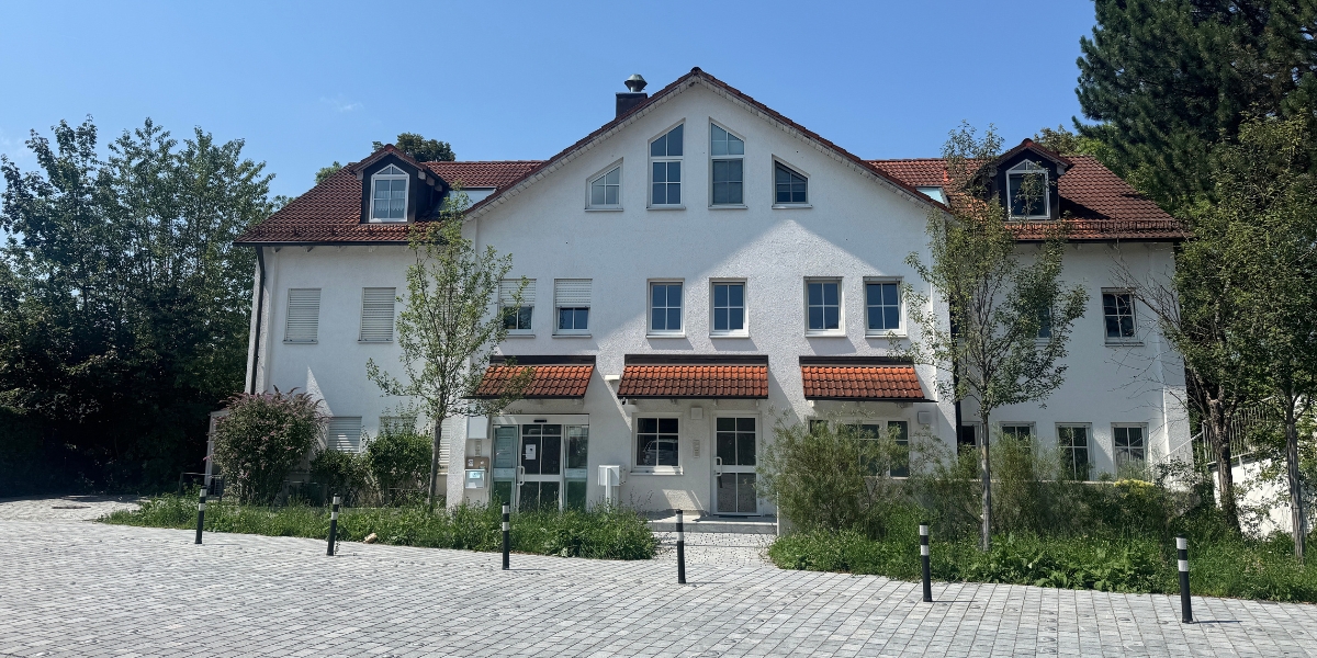 Saniertes Hochhaus in München mit moderner Fassade und energieeffizienter Bauweise.