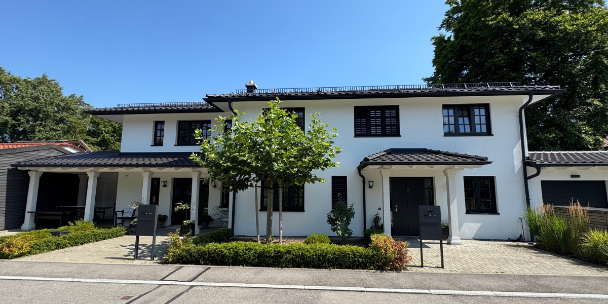 Unsaniertes Mehrfamilienhaus in Oberbayern mit Photovoltaikanlage und Potenzial für energetische Modernisierung durch Energieberatung München.