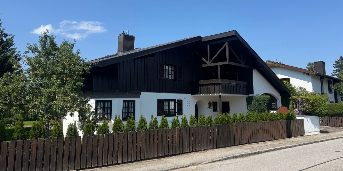Modernisiertes Einfamilienhaus in München – Energieberatung für gehobene Wohnstandards und Energieeffizienz.