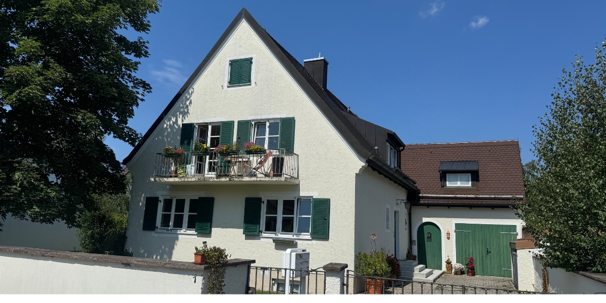 Modernisiertes Einfamilienhaus in München – Energieberatung für gehobene Wohnstandards und Energieeffizienz.