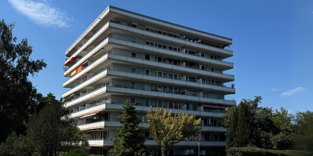 Unsaniertes Mehrfamilienhaus in Oberbayern mit Photovoltaikanlage und Potenzial für energetische Modernisierung durch Energieberatung München.