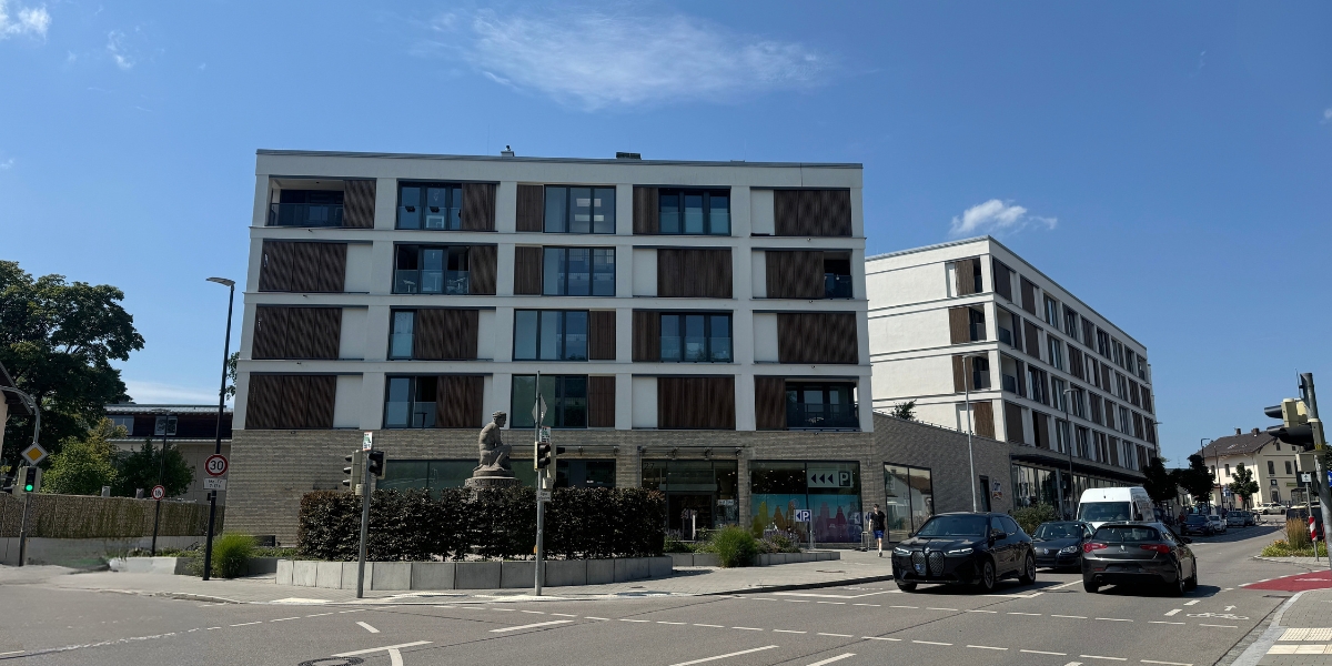 Unsaniertes Mehrfamilienhaus in Oberbayern mit Photovoltaikanlage und Potenzial für energetische Modernisierung durch Energieberatung München.