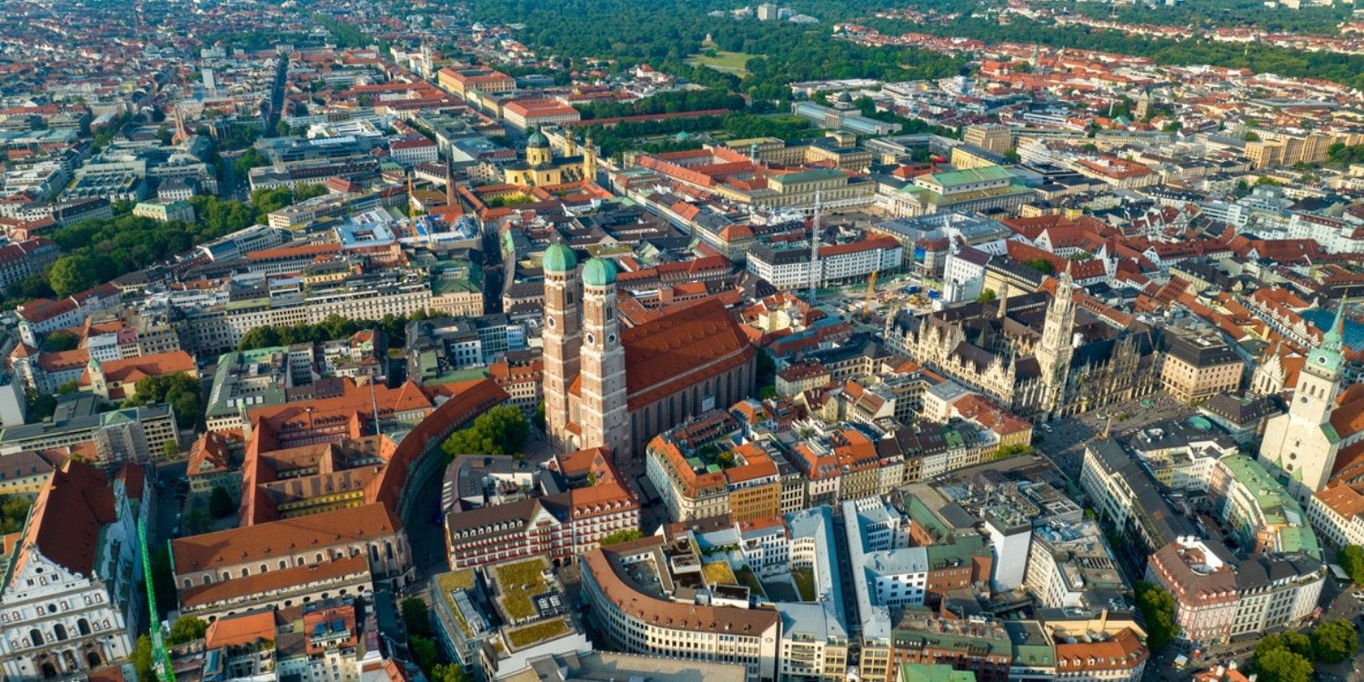 Luftbild von München mit Fokus auf die Innenstadt als Symbol für die Kooperation Stadtsparkasse und Ingenieurbüro für Energieberatung Dr. Kay Plötner