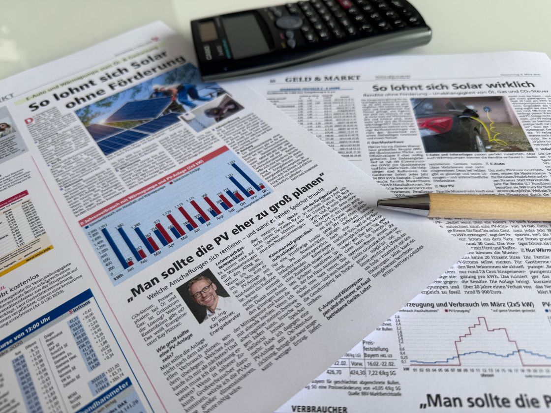 Solar Einfamilienhaus in Zeitungsberichten zur Wirtschaftlichkeit von Photovoltaik mit Taschenrechner und Kugelschreiber