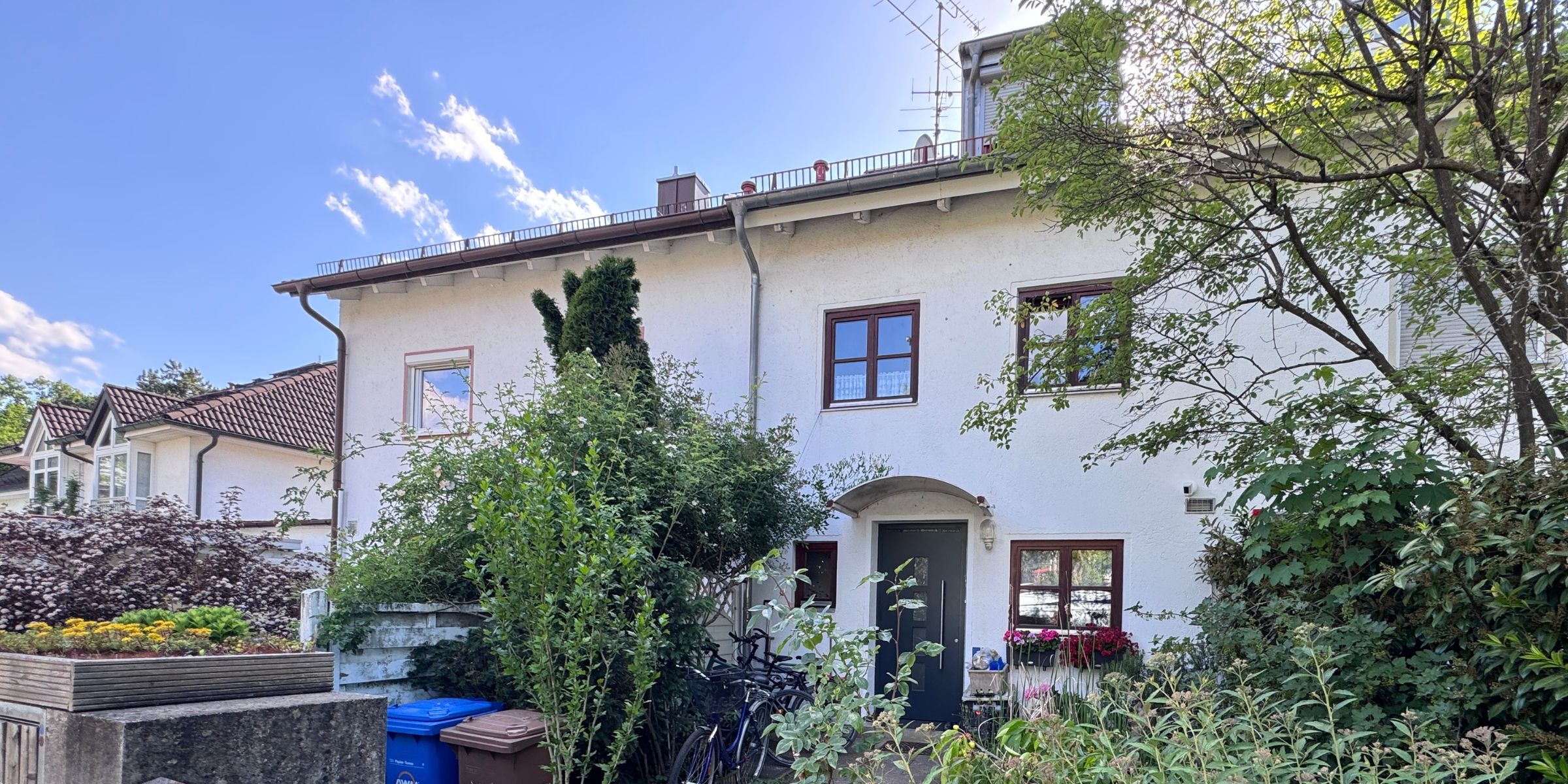Rückansicht eines modernen Wohnhauses mit Terrasse – geeignet für Photovoltaikberatung Haar
